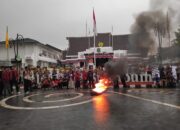 AMM Protes Larangan Salat Id di Lapang Merdeka, Aksi Bakar Ban Warnai Demo di Balai Kota Sukabumi