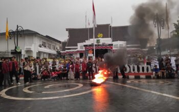 AMM Protes Larangan Salat Id di Lapang Merdeka, Aksi Bakar Ban Warnai Demo di Balai Kota Sukabumi