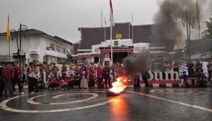 AMM Protes Larangan Salat Id di Lapang Merdeka, Aksi Bakar Ban Warnai Demo di Balai Kota Sukabumi