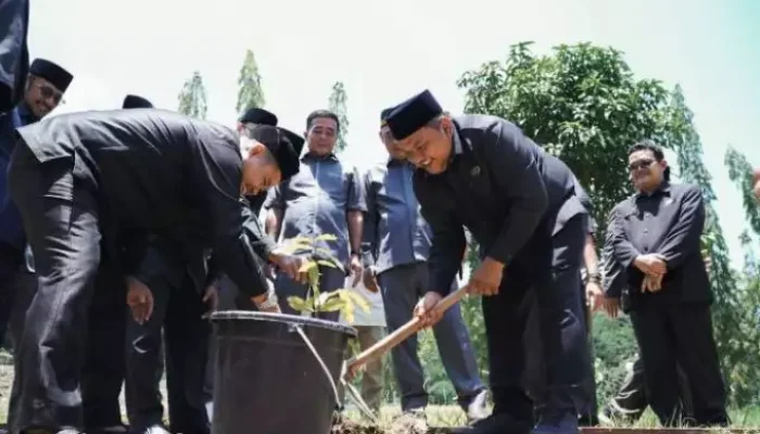 Tanam 100 Pohon, DPRD Kabupaten Sukabumi Hijaukan Lingkungan Kantor
