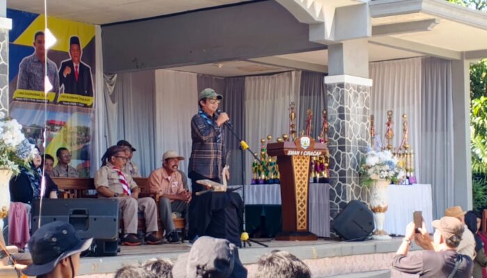 Dadang Hermawan Serahkan Seragam Paskibra untuk Paskibraka Kecamatan Ciracap